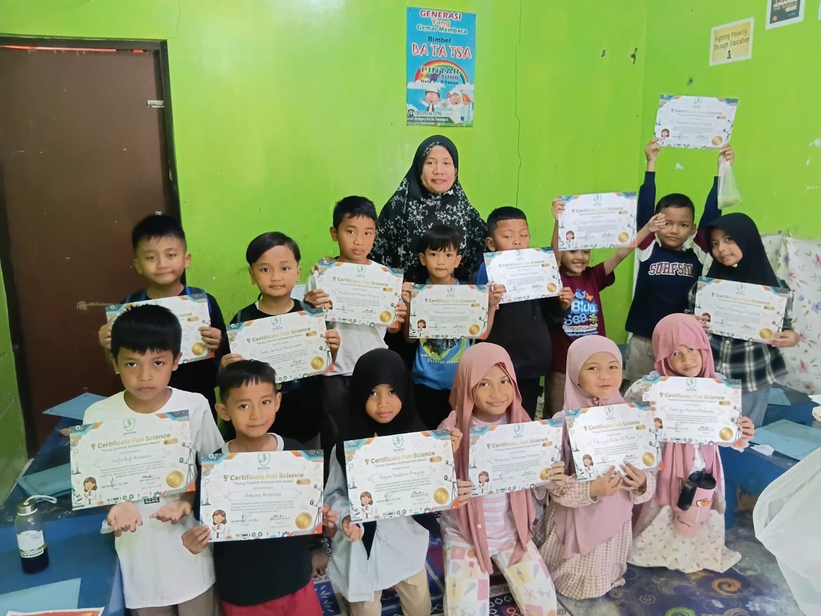 Dokumentasi Hari 4 — pembagian sertifikat Young Scientist Achievement Award kepada peserta Ilmuwan Cilik Batch 1